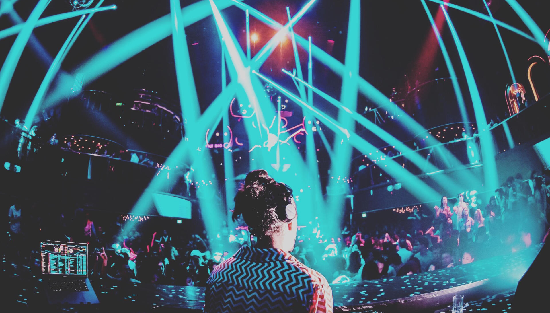 Marquee Zig Zag behind